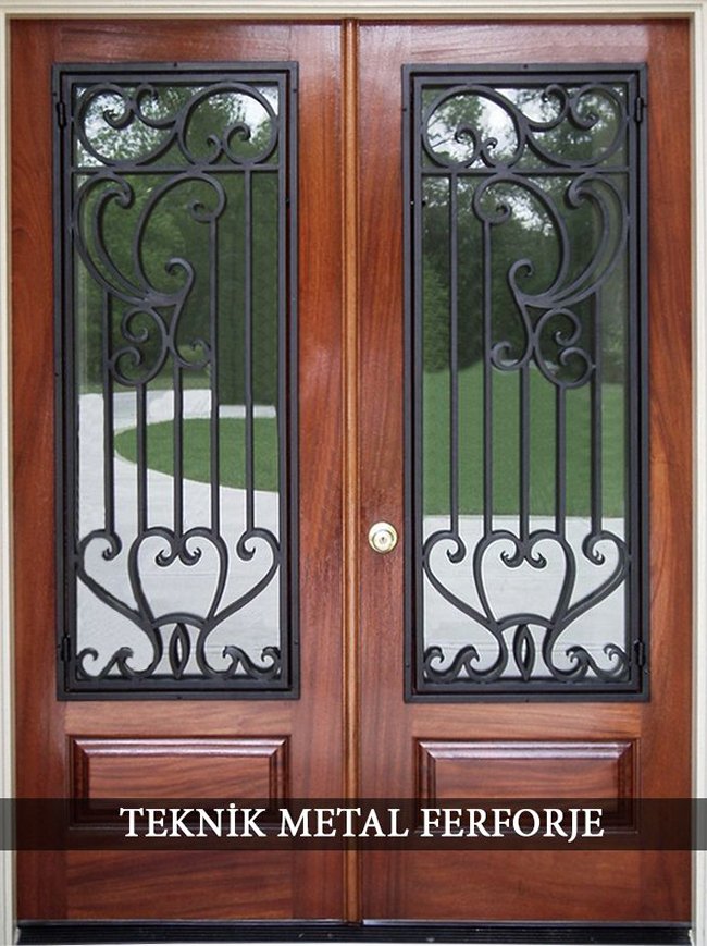 Ferforje El İşçiliği Motifli Ahşap Bina Kapısı